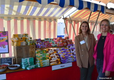 Kelly Wubbolts en Anne van Woudenberg van Udea bij de koekjes van Mjam. 